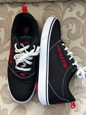 Heelys Pro20 Men’s 11 Black Red WhiteMen's Low-Top Skate Sneakers Shoes Wheels